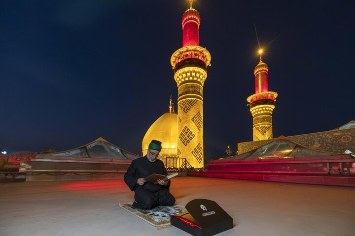 تقرير مصور/ مع انتهاء موسم الأحزان.. استبدال راية قبة مرقد أبي الفضل العباس (ع)