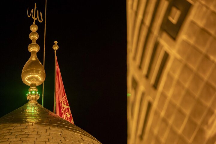 تقرير مصور/ مع انتهاء موسم الأحزان.. استبدال راية قبة مرقد أبي الفضل العباس (ع)