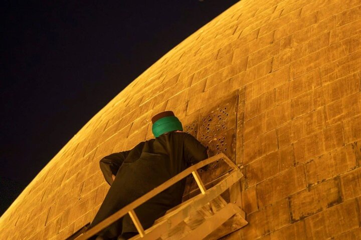 گزارش تصویری/ تعویض پرچم حرم امام حسین و حضرت عباس(علیهما السلام)