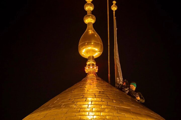 گزارش تصویری/ تعویض پرچم حرم امام حسین و حضرت عباس(علیهما السلام)