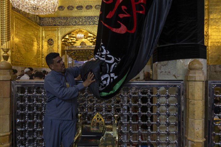 تقرير مصور/ رفع مظاهر الحزن والسواد من مرقد أبي الفضل العباس (ع) تزامنًا مع حلول شهر ربيع الأول