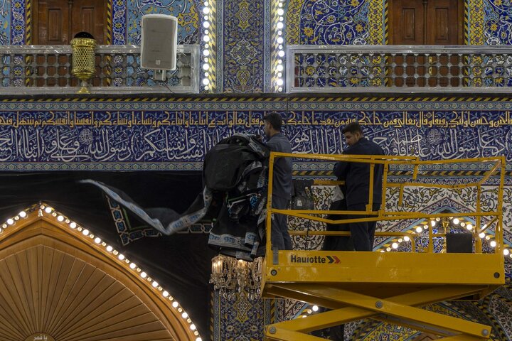 تقرير مصور/ رفع مظاهر الحزن والسواد من مرقد أبي الفضل العباس (ع) تزامنًا مع حلول شهر ربيع الأول