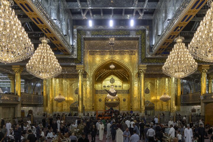 تقرير مصور/ رفع مظاهر الحزن والسواد من مرقد أبي الفضل العباس (ع) تزامنًا مع حلول شهر ربيع الأول