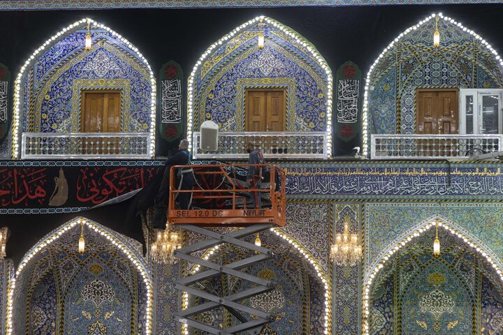 تقرير مصور/ رفع مظاهر الحزن والسواد من مرقد أبي الفضل العباس (ع) تزامنًا مع حلول شهر ربيع الأول