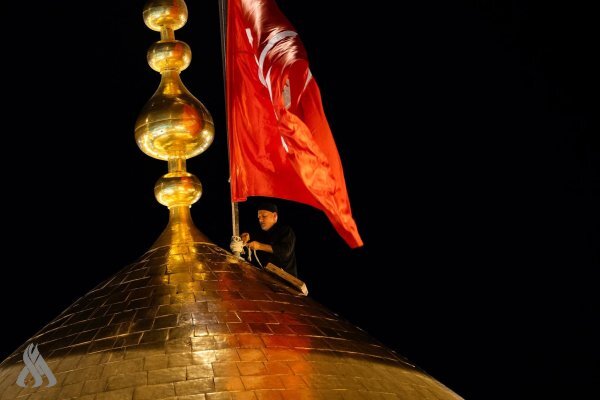 پرچم سرخ گنبد حرم امام حسین(ع) جایگزین پرچم عزا شد + عکس