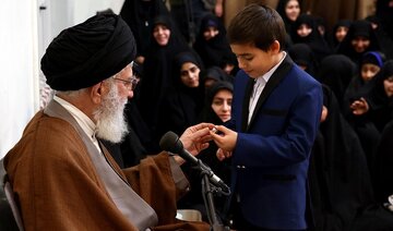 ویدیو |لحظاتی منتشرنشده از دیدارهای صمیمانه خانواده‌های شهدا با رهبر شهید