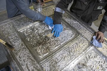 تقرير مصور/ تركيب الزجاج لباب الإمام الرضا (ع) الفضي تمهيداً لتنصيبه بموقعه المخصص في صحن أبي الفضل العباس (ع)