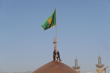 حرم امام رضا(ع) کا گنبد اور ضریح کا سبز پرچم لہرا دیا گیا