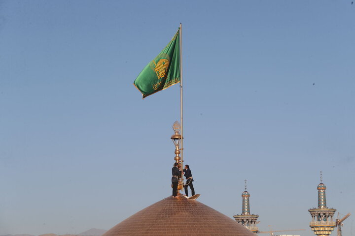 پرچم گنبد و پوش ضریح مطهر امام رضا(ع) تعویض شد