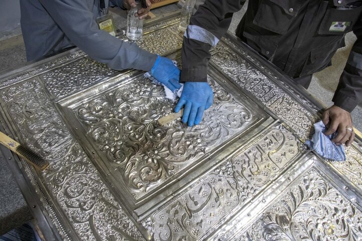 تقرير مصور/ تركيب الزجاج لباب الإمام الرضا (ع) الفضي تمهيداً لتنصيبه بموقعه المخصص في صحن أبي الفضل العباس (ع)