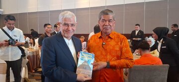 کتاب «مستضعفین و مستکبرین» وزیر کشاورزی مالزی با محوریت مقاومت ایران رونمایی شد