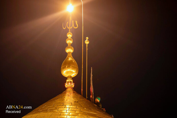 تعویض پرچم گنبدهای حرم امام حسین و حضرت عباس(ع) در آغاز ربیع‌الاول