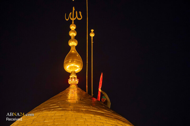 تعویض پرچم گنبدهای حرم امام حسین و حضرت عباس(ع) در آغاز ربیع‌الاول