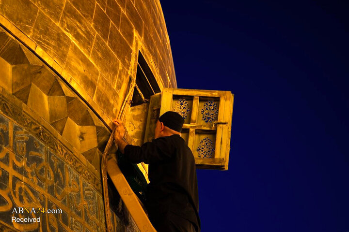 Cambio de las banderas de las cúpulas de los santuarios del Imam Hussein y su hermano Abbas (P) al inicio de Rabi‘ al-Awwal