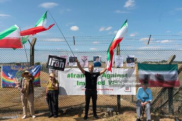 تقرير مصور/ مؤيدون لإيران أمام قاعدة أمريكية في بريطانيا يطالبون عدم استخدام القاعدة العسكرية