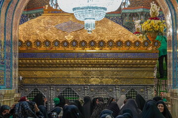 Mga Larawan: Isinagawa sa Qom ang Seremonya ng Pagpapahalik sa Banal na Dambana ni Hazrat Masoumeh
