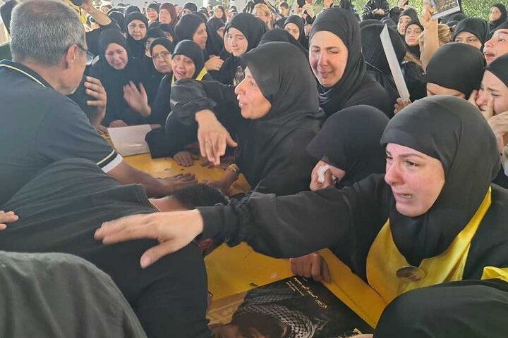 تقرير مصور/ مشاركة حشد كبير من الناس بتشييع شهيدين للمقاومة الاسلامية في الضاحية الجنوبية لبيروت