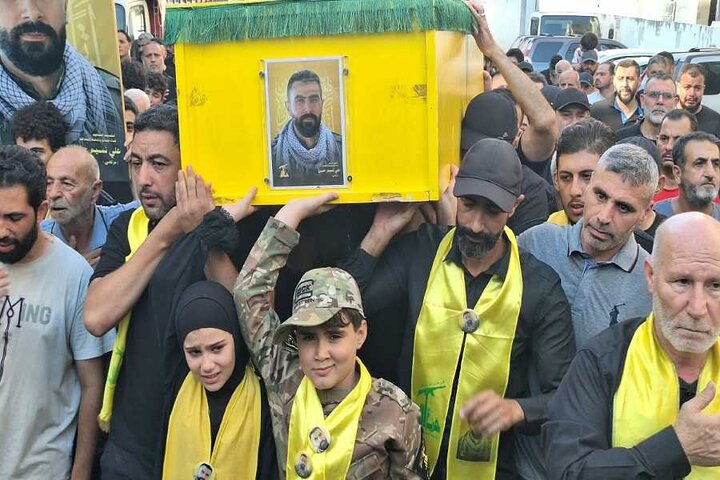 تقرير مصور/ مشاركة حشد كبير من الناس بتشييع شهيدين للمقاومة الاسلامية في الضاحية الجنوبية لبيروت
