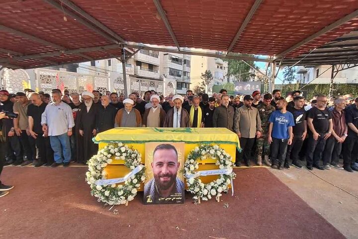تقرير مصور/ مشاركة حشد كبير من الناس بتشييع شهيدين للمقاومة الاسلامية في الضاحية الجنوبية لبيروت