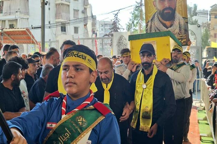 تقرير مصور/ مشاركة حشد كبير من الناس بتشييع شهيدين للمقاومة الاسلامية في الضاحية الجنوبية لبيروت