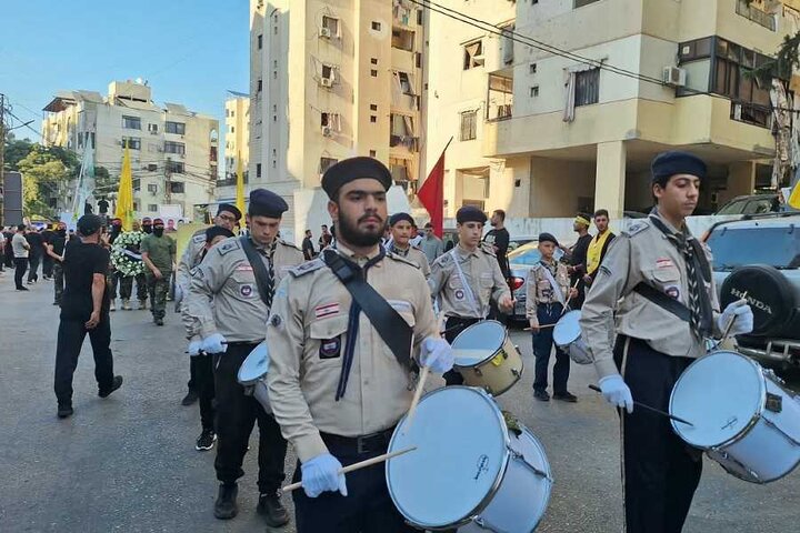 تقرير مصور/ مشاركة حشد كبير من الناس بتشييع شهيدين للمقاومة الاسلامية في الضاحية الجنوبية لبيروت