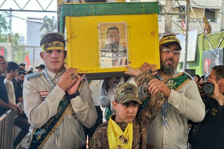 تقرير مصور/ مشاركة حشد كبير من الناس بتشييع شهيدين للمقاومة الاسلامية في الضاحية الجنوبية لبيروت