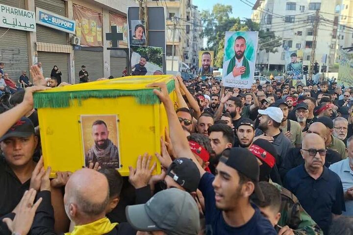 تقرير مصور/ مشاركة حشد كبير من الناس بتشييع شهيدين للمقاومة الاسلامية في الضاحية الجنوبية لبيروت