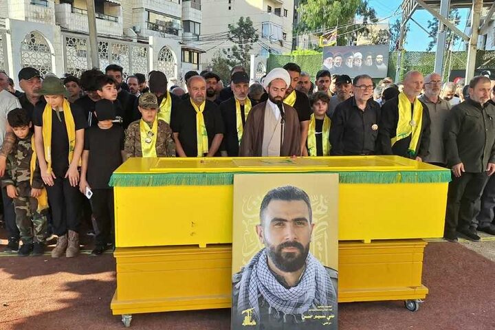 تقرير مصور/ مشاركة حشد كبير من الناس بتشييع شهيدين للمقاومة الاسلامية في الضاحية الجنوبية لبيروت