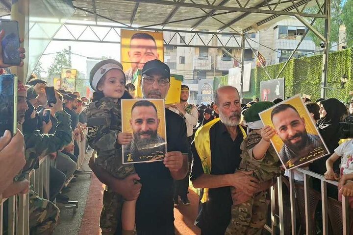تقرير مصور/ مشاركة حشد كبير من الناس بتشييع شهيدين للمقاومة الاسلامية في الضاحية الجنوبية لبيروت