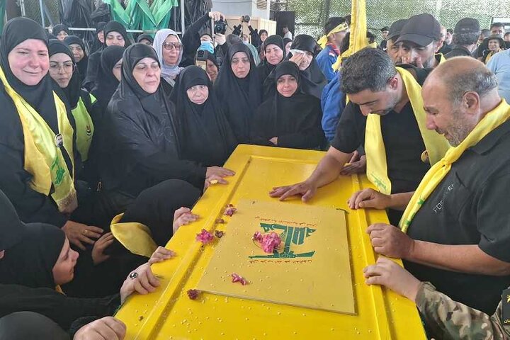 تقرير مصور/ مشاركة حشد كبير من الناس بتشييع شهيدين للمقاومة الاسلامية في الضاحية الجنوبية لبيروت