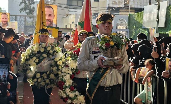 تقرير مصور/ مشاركة حشد كبير من الناس بتشييع شهيدين للمقاومة الاسلامية في الضاحية الجنوبية لبيروت