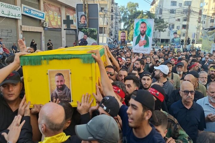 تقرير مصور/ مشاركة حشد كبير من الناس بتشييع شهيدين للمقاومة الاسلامية في الضاحية الجنوبية لبيروت