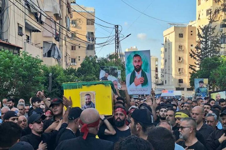 تقرير مصور/ مشاركة حشد كبير من الناس بتشييع شهيدين للمقاومة الاسلامية في الضاحية الجنوبية لبيروت