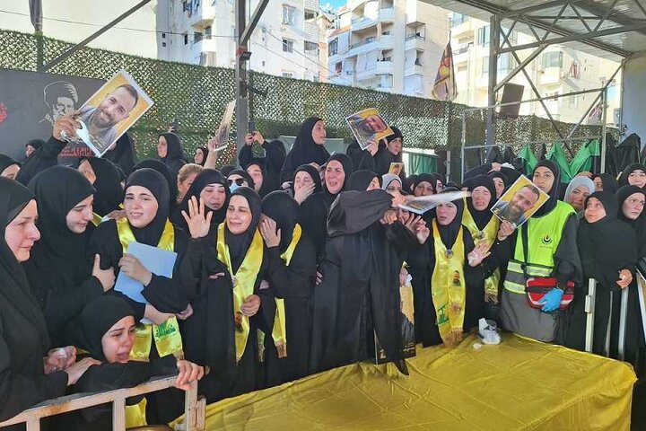 تقرير مصور/ مشاركة حشد كبير من الناس بتشييع شهيدين للمقاومة الاسلامية في الضاحية الجنوبية لبيروت