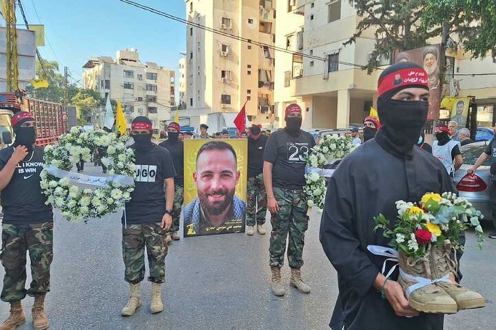 تقرير مصور/ مشاركة حشد كبير من الناس بتشييع شهيدين للمقاومة الاسلامية في الضاحية الجنوبية لبيروت