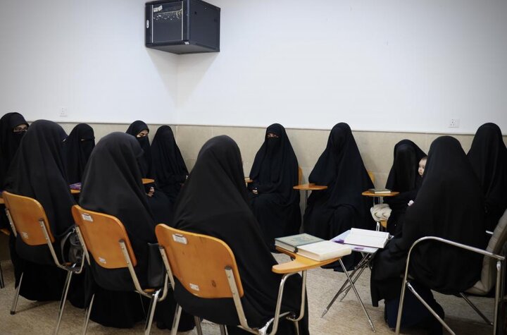 تقرير مصور/ البرامج القرآنية للعتبة العلوية لتعزيز مهارات التلاوة والحفظ عند الفتيات