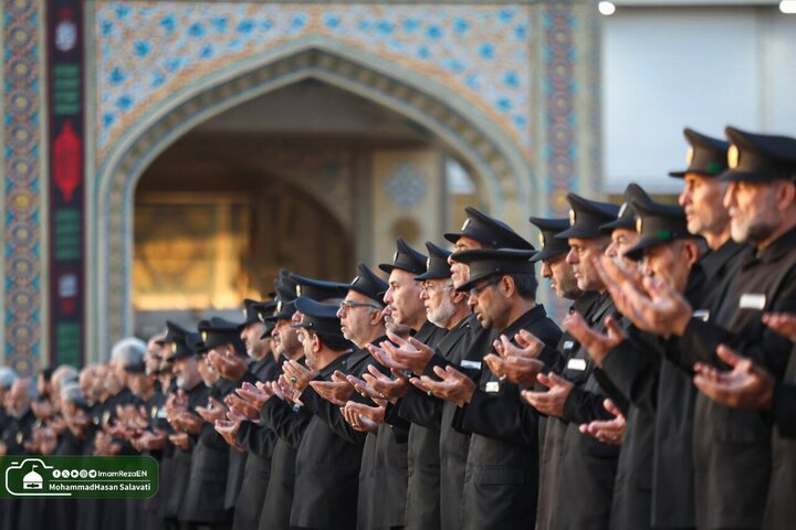 تقرير مصور/ استبدال راية قبة حرم الإمام الرضا (ع) بالراية الخضراء بمناسبة انتهاء شهر صفر ومحرم