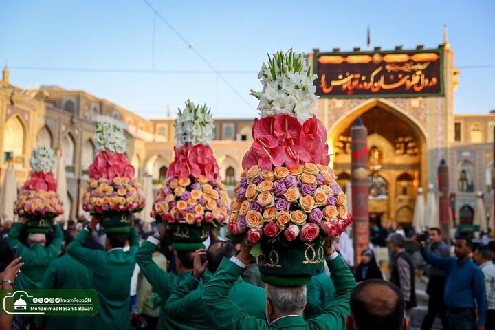 تقرير مصور/ استبدال راية قبة حرم الإمام الرضا (ع) بالراية الخضراء بمناسبة انتهاء شهر صفر ومحرم