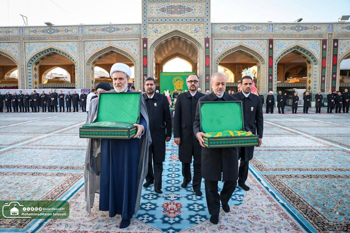 تقرير مصور/ استبدال راية قبة حرم الإمام الرضا (ع) بالراية الخضراء بمناسبة انتهاء شهر صفر ومحرم
