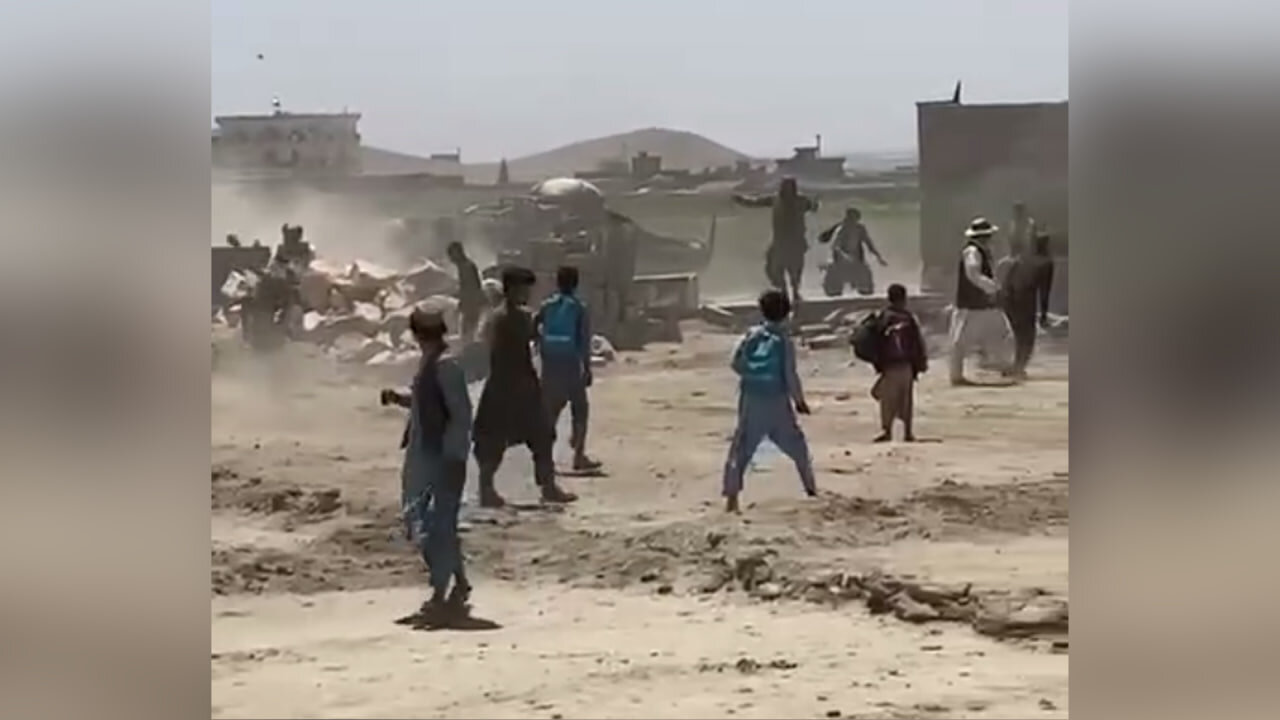 درگیری مردم و طالبان در غزنی بر سر تخلیه زمین‌؛ راننده بلدوزر شهرداری کشته شد