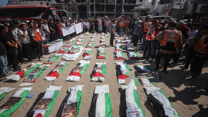 Gaza despide a 50 palestinos recuperados de entre los escombros
