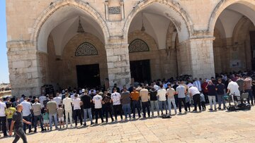 رغم تضييقات الاحتلال... عشرات الآلاف يؤدون صلاة الجمعة في الأقصى 