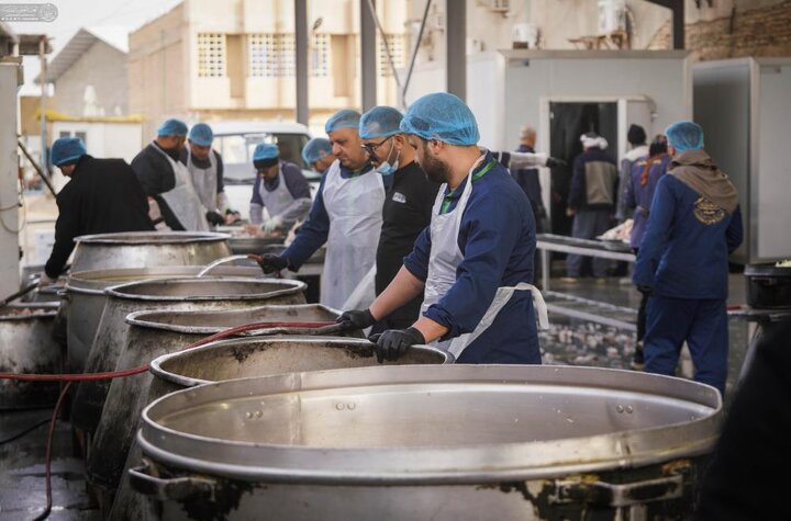 تقرير مصور/ تهيئة وجبات الضيافة للعتبة الحسينية للزائرين بذكرى استشهاد الإمام الحسن العسكري (ع)