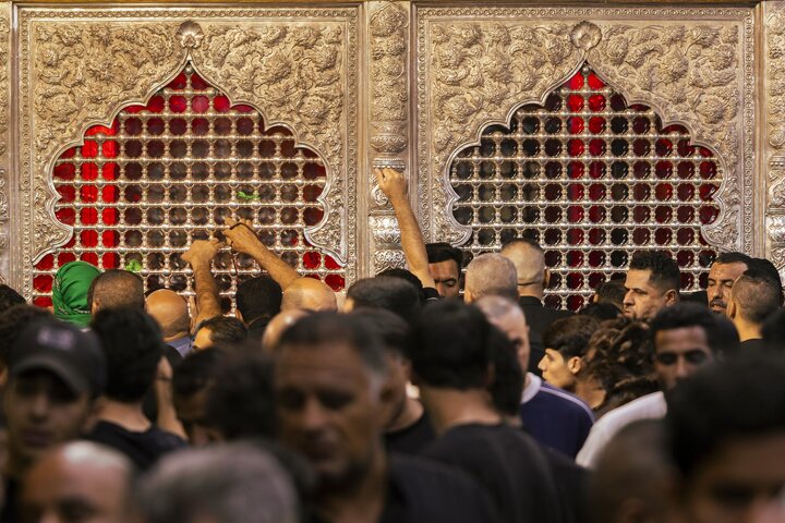 تقرير مصور/ إحياء ليلة الجمعة عند مرقد الإمامين العسكريين (عليهما السلام) في سامراء