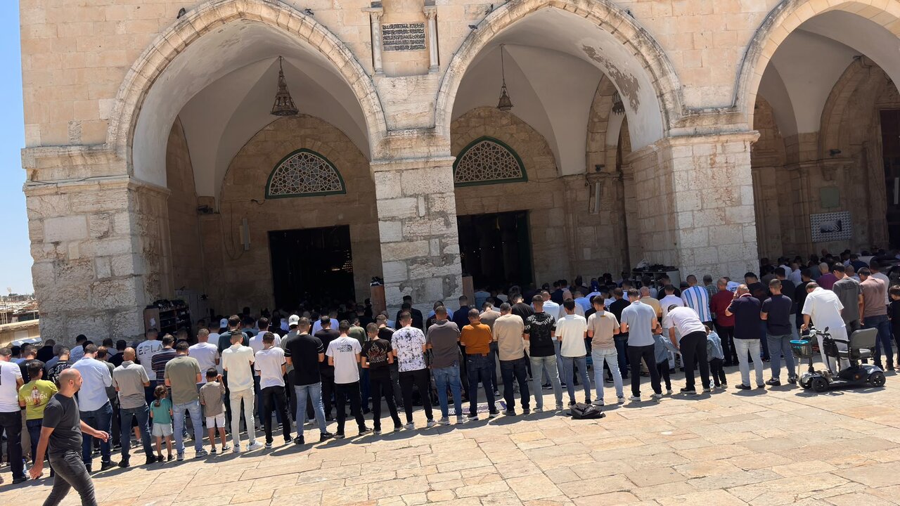 رغم تضييقات الاحتلال... عشرات الآلاف يؤدون صلاة الجمعة في الأقصى 