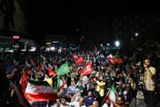 “Çaverêkerên derketina wî (Îmamê Mehdi), li Meydana Waliyê Esrê kom bûnkerên derketina wî (Îmamê Mehdi), li Meydana Waliyê Esrê kom bûn.”