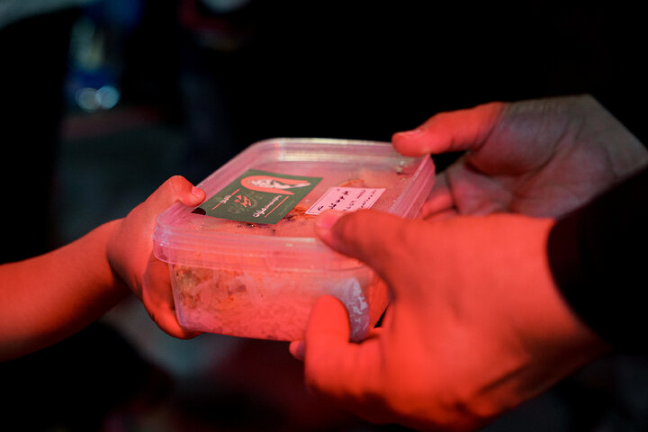 Photos: Distribution of 20,000 servings of blessed food by Razavi Shrine in memory of martyred leader of Revolution – 1