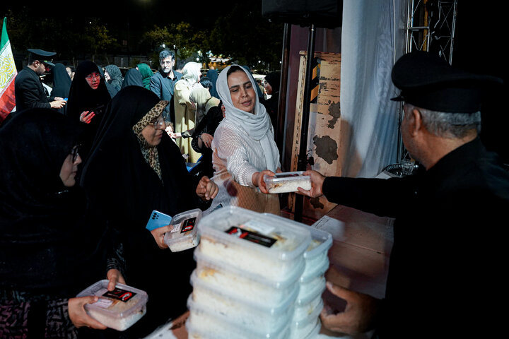 Photos: Distribution of 20,000 servings of blessed food by Razavi Shrine in memory of martyred leader of Revolution – 1