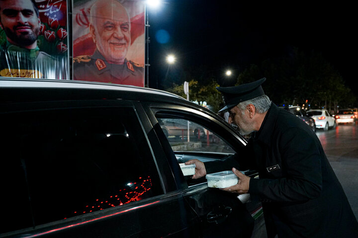 Photos: Distribution of 20,000 servings of blessed food by Razavi Shrine in memory of martyred leader of Revolution – 1
