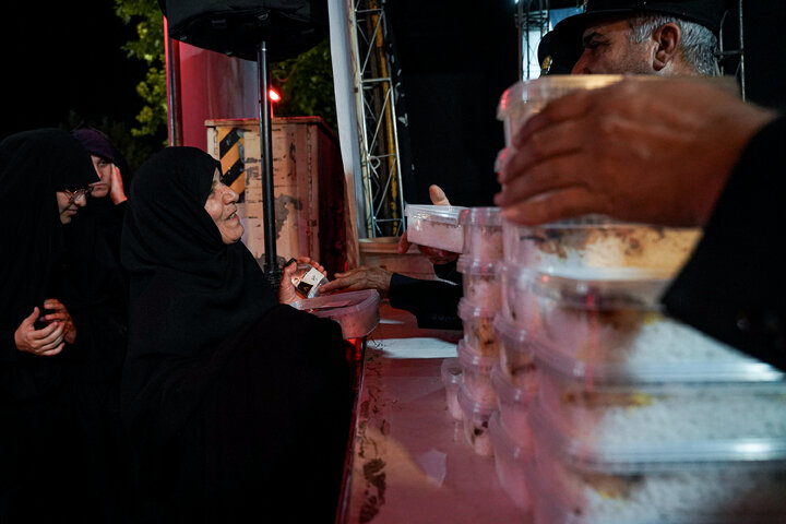 Photos: Distribution of 20,000 servings of blessed food by Razavi Shrine in memory of martyred leader of Revolution – 1
